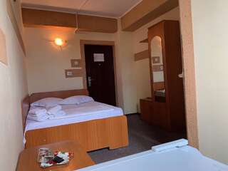 Отель Hotel Monte Carlo Питешти Двухместный номер с 1 кроватью или 2 отдельными кроватями-1