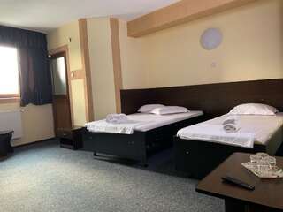 Отель Hotel Monte Carlo Питешти Двухместный номер с 1 кроватью или 2 отдельными кроватями-2